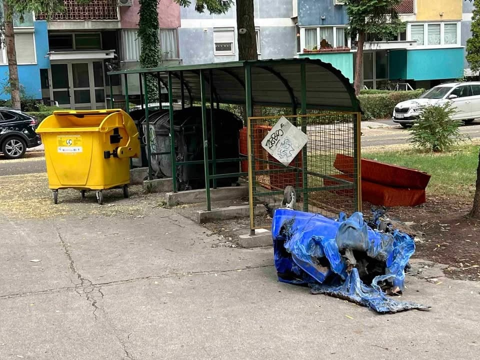 Uništen je kontejner u ulici Trg Heroja
