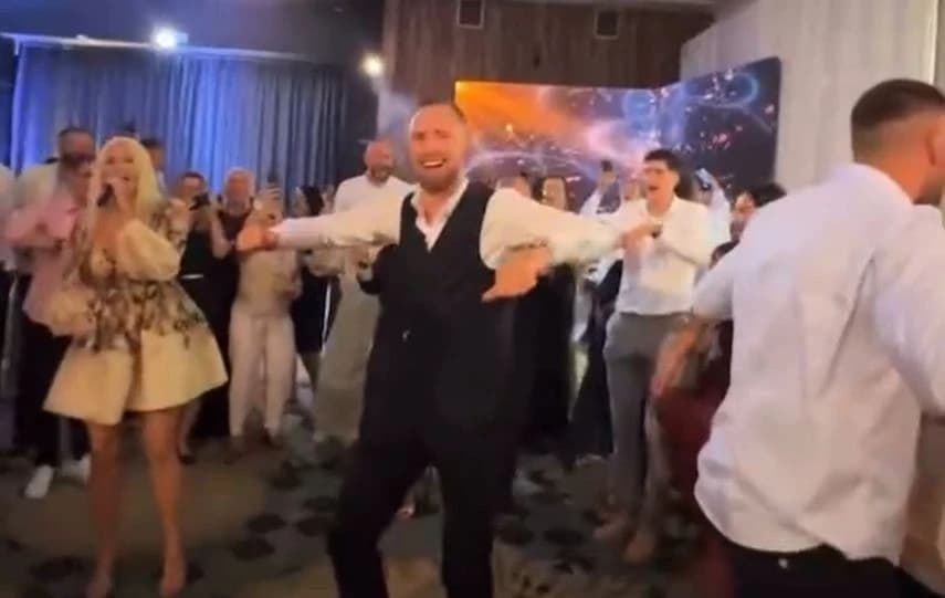 I Musa je podigao ruke u zrak