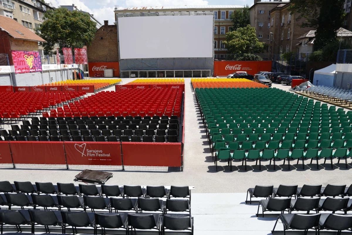 Na Metalcu (ljetno kino Coca-Cola) podignuto je veliko filmsko platno