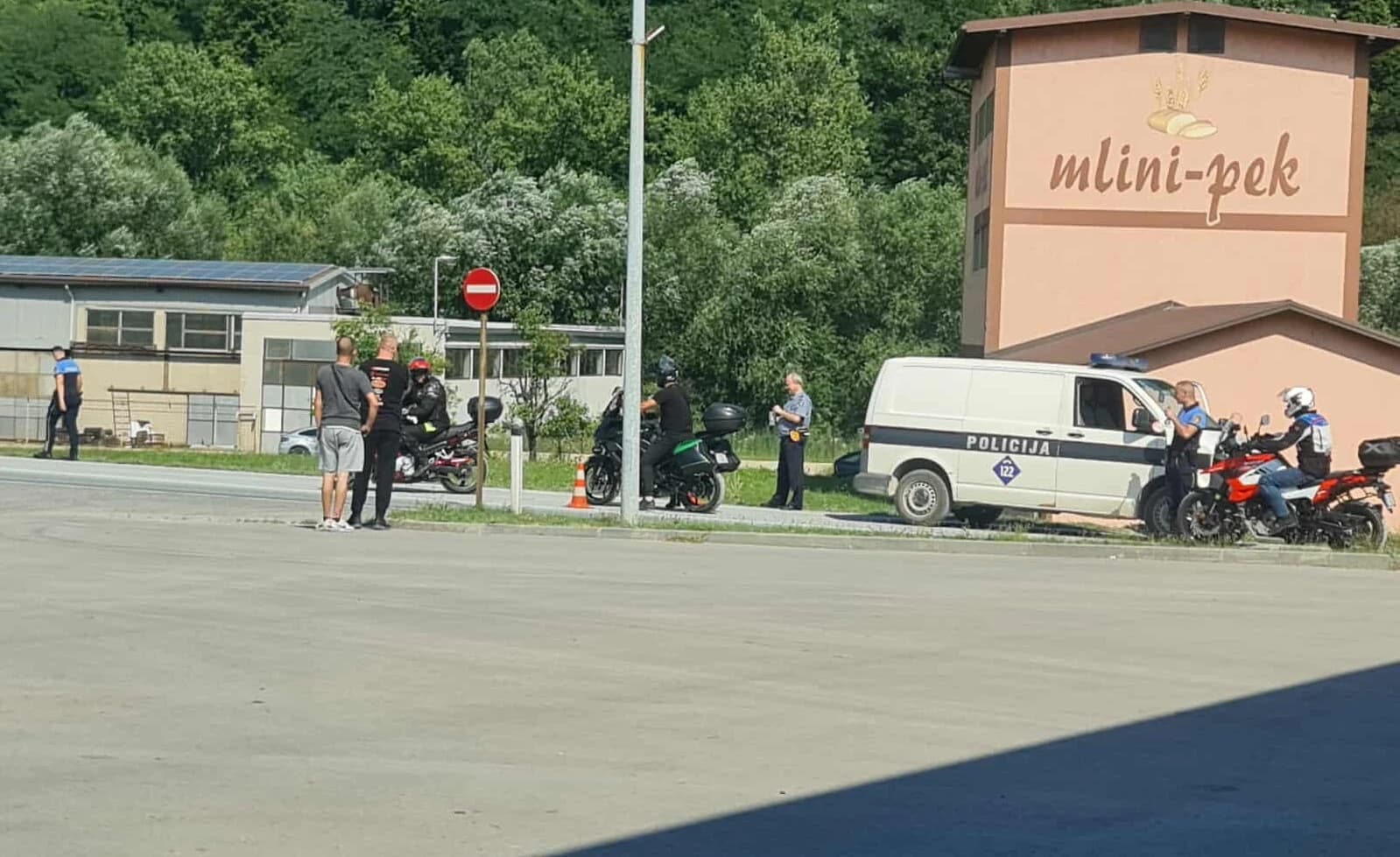 Policija regulira saobraćaj u mjestu Golubinja