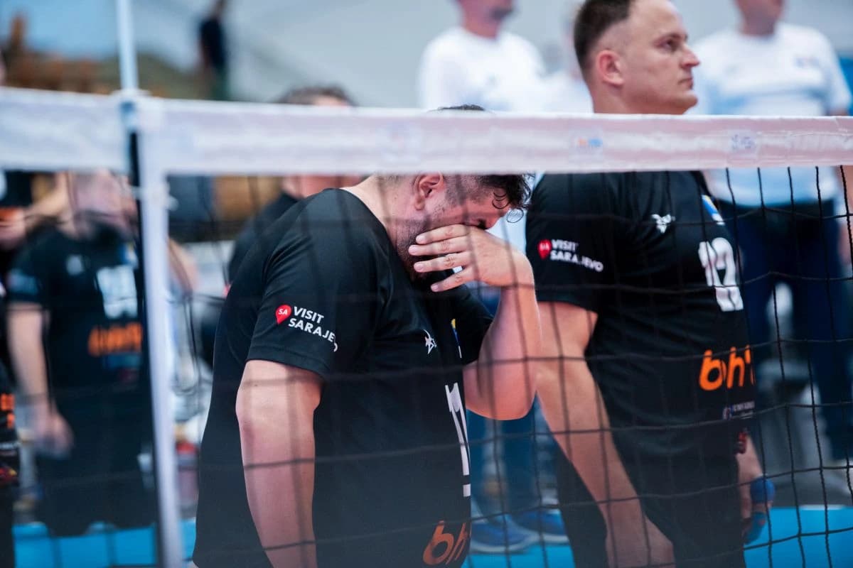 Sabahudin Delalić prilikom minute šatnje za Dževada Šabetu