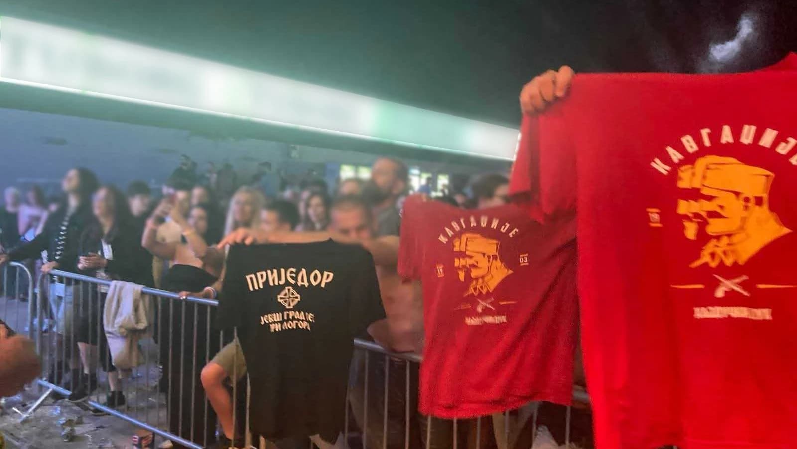 Mladići s majicama na festivalu u Prijedoru