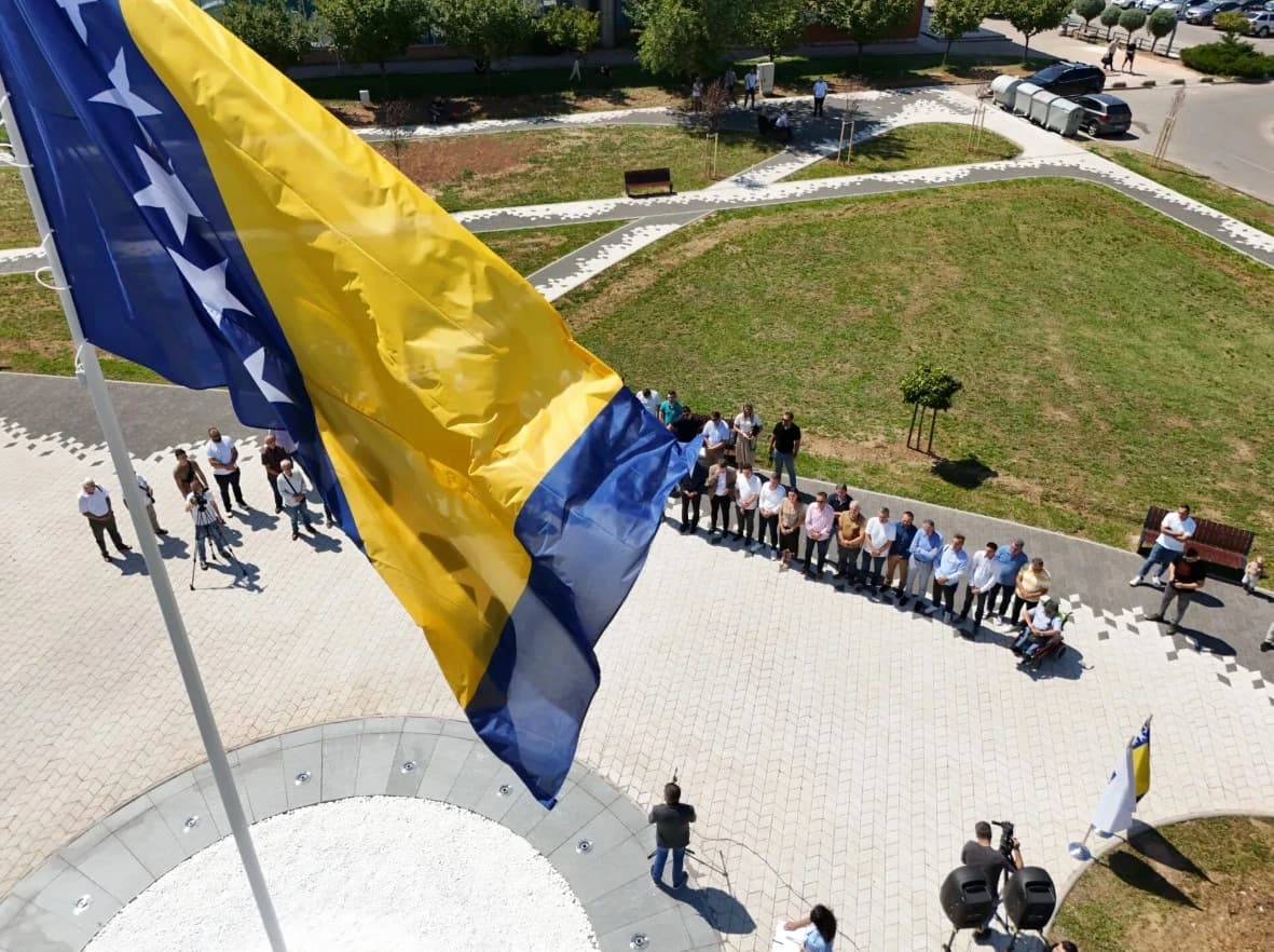 U sklopu fontane podignuta zastava BiH