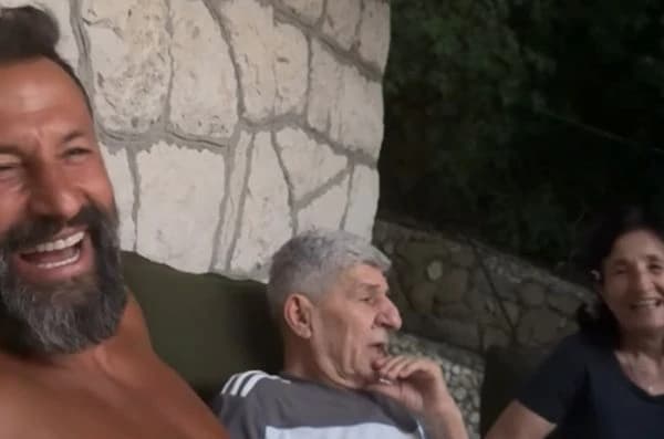 Salihamidžić uživa sa roditeljima