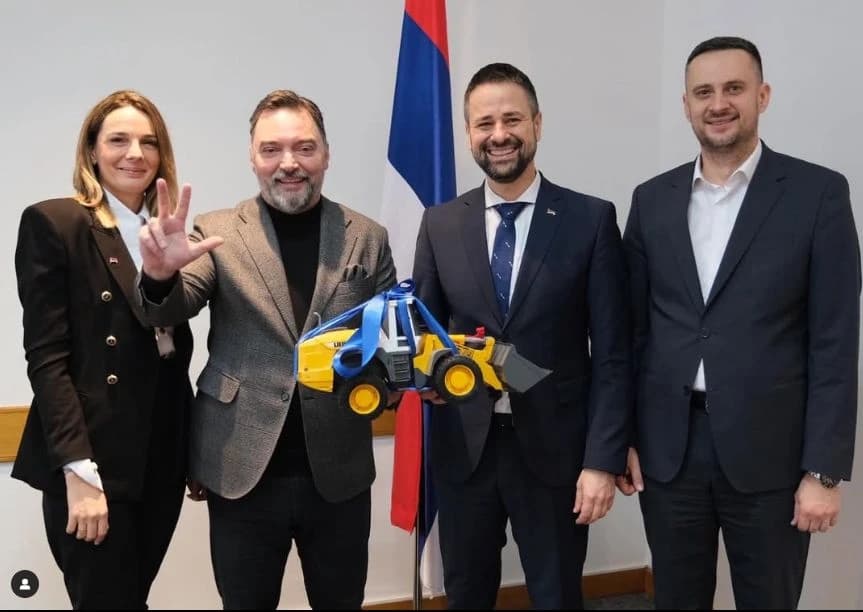 SNSD-ovi ministri i poklon za ministra Elmedina Konakovića