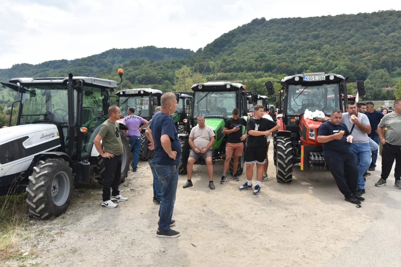 Farmeri s traktorima zaustavljeni na Stupu