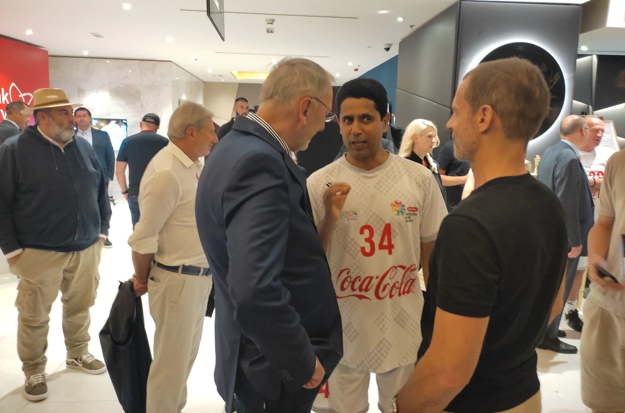 Nasser Al-Khelaifi priča, Davor Božinović i Aleksander Čeferin slušaju