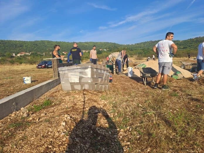 Bošnjaci Stoca u akciji, zidaju zid oko budućeg mezaristana