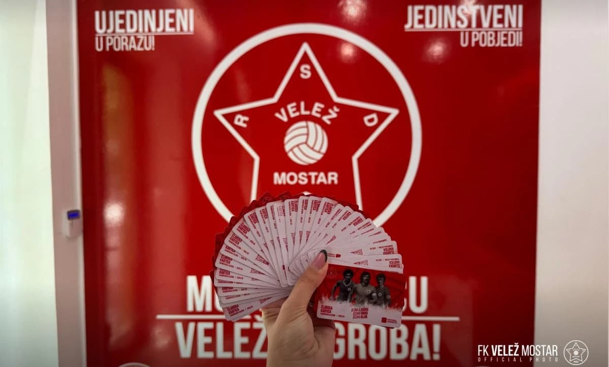 Prve kartice je lično uručio Meho Kodro, legenda FK Velež i pridruženi član Uprave