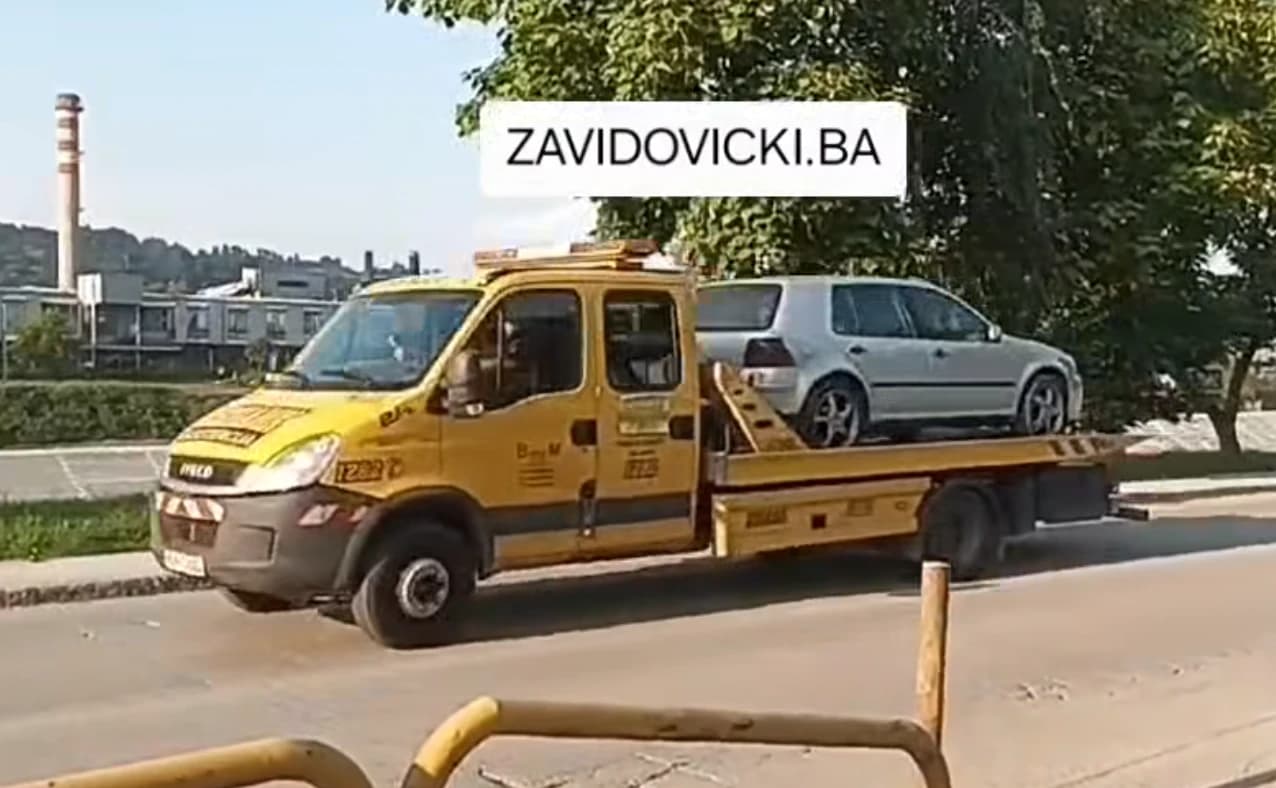 Šlep služba BIHAMK-a ga je prevezla na službeni parking