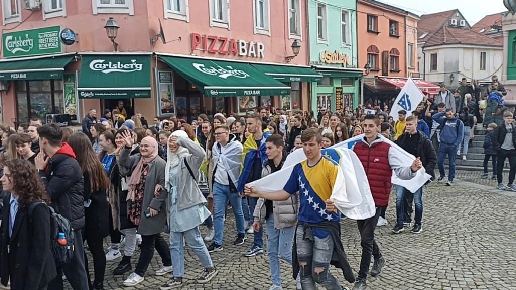 Učenici na Trgu slobode u Tuzli