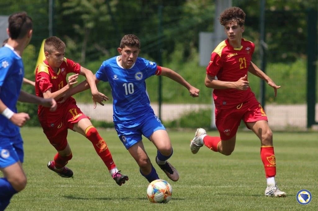 Deket je bio kapiten kadetske reprezentacije BiH