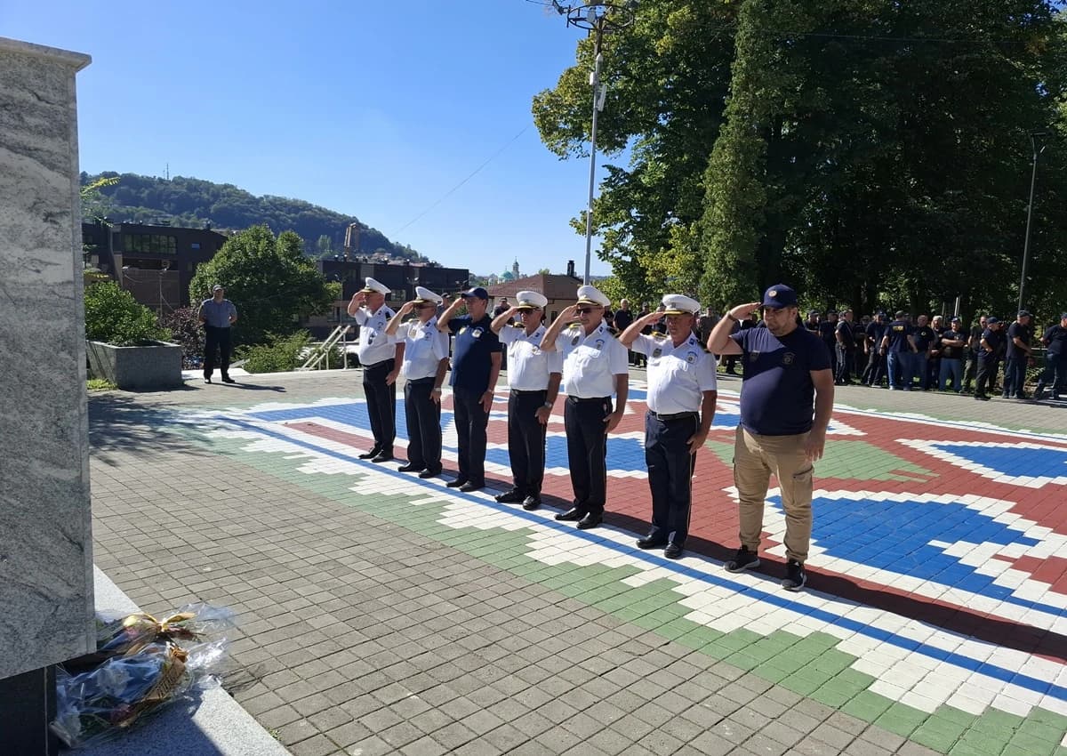 Odavanje počasti u Tuzli