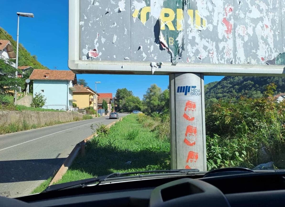 Novi grafiti naljepnice s likom ratnog zločinca u Zvorniku