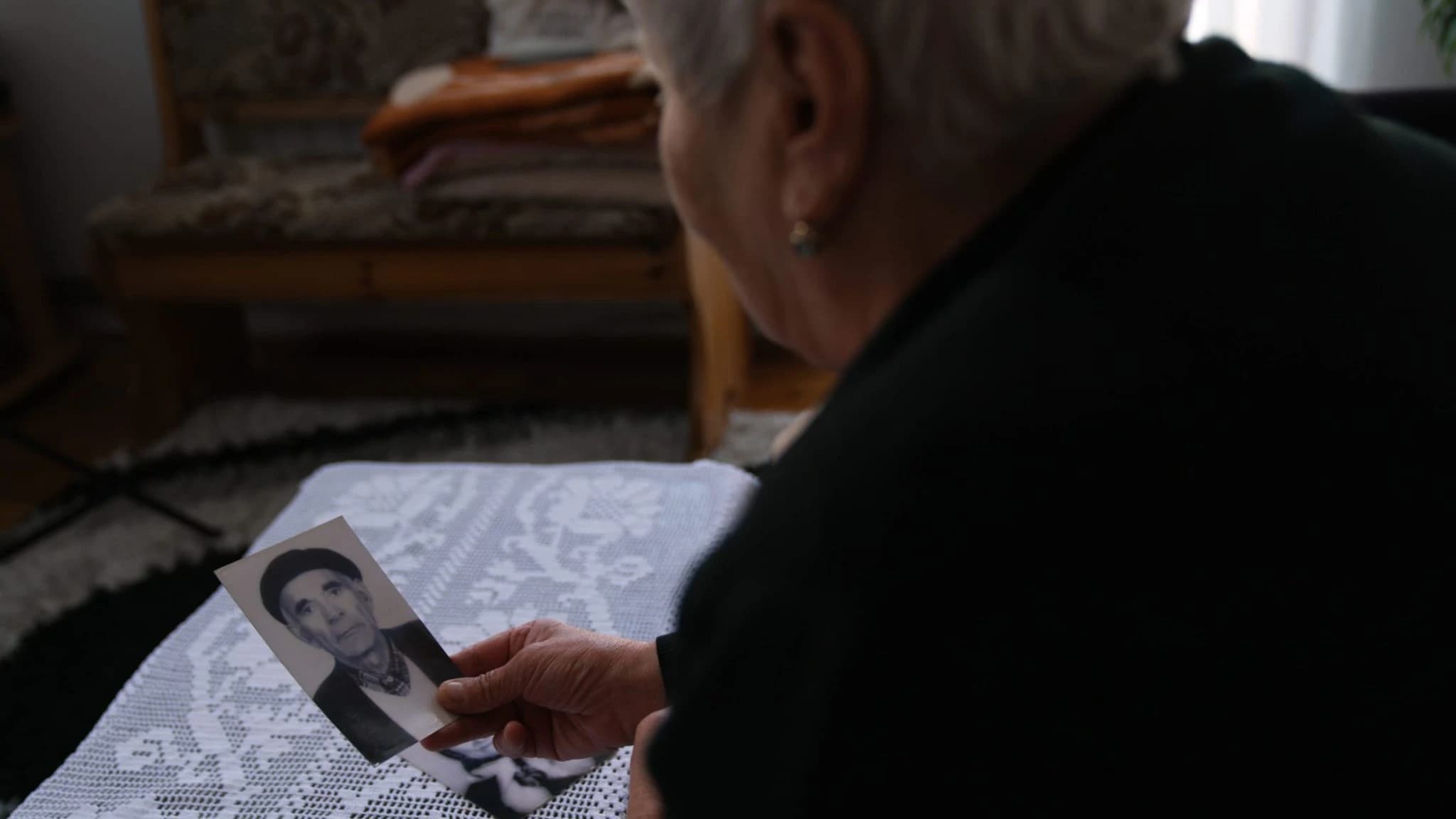 Fotografija Jusufa Hadžiahmetovića u rukama Nezire Šabeta
