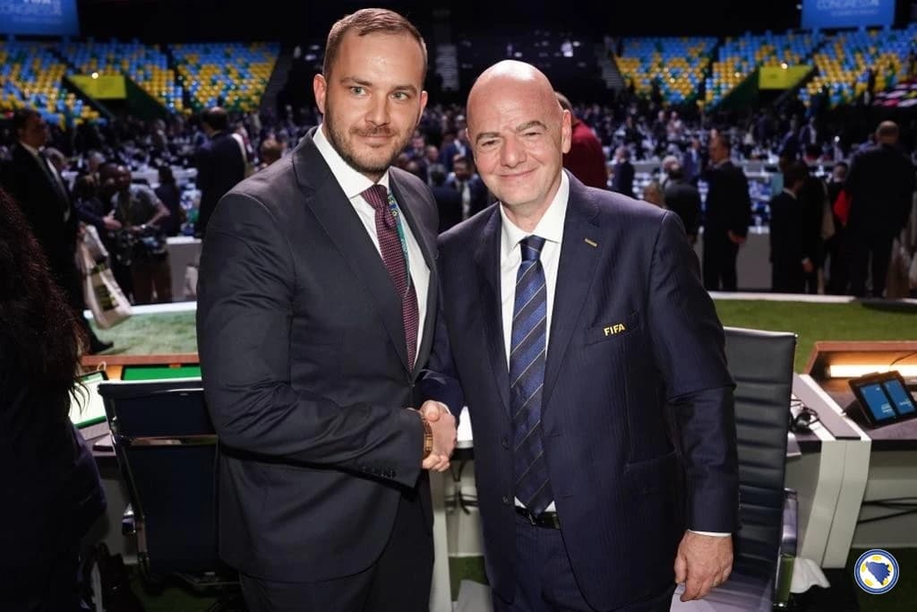 Vico Zeljković i Gianni Infantino na  FIFA Kongresu u Ruandi 2023. godine