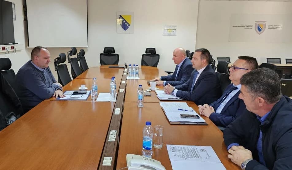 Velibor Peulić iz Konzorcija Logistika BiH s predstavnicima UIOBiH