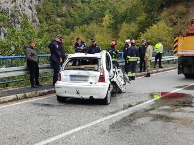 Policija i CZ izvukli su automobil uz pomoć dizalice