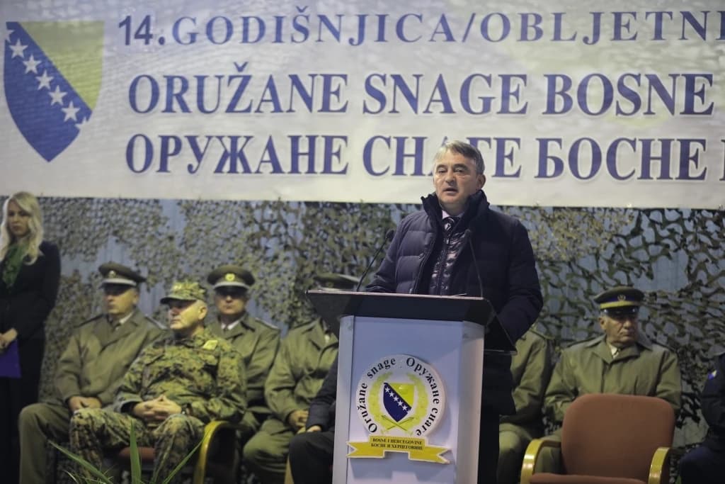Komšić čestitao Dan Oružanih snaga BiH: Svi smo ponosni na vas