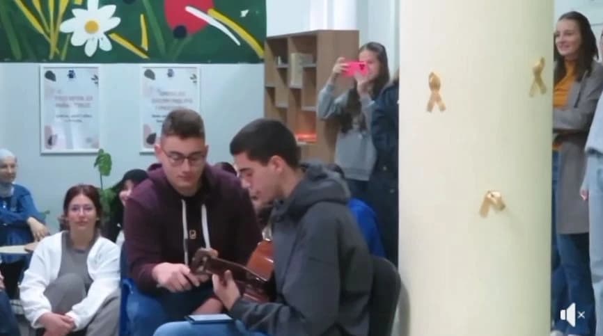 Učenici i profesori Prve gimnazije u Zenici