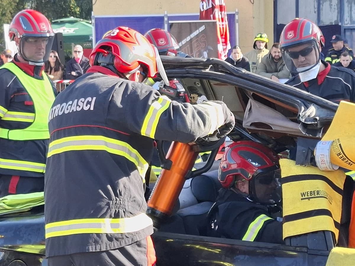 Profesionalna vatrogasna jedinica Tuzla