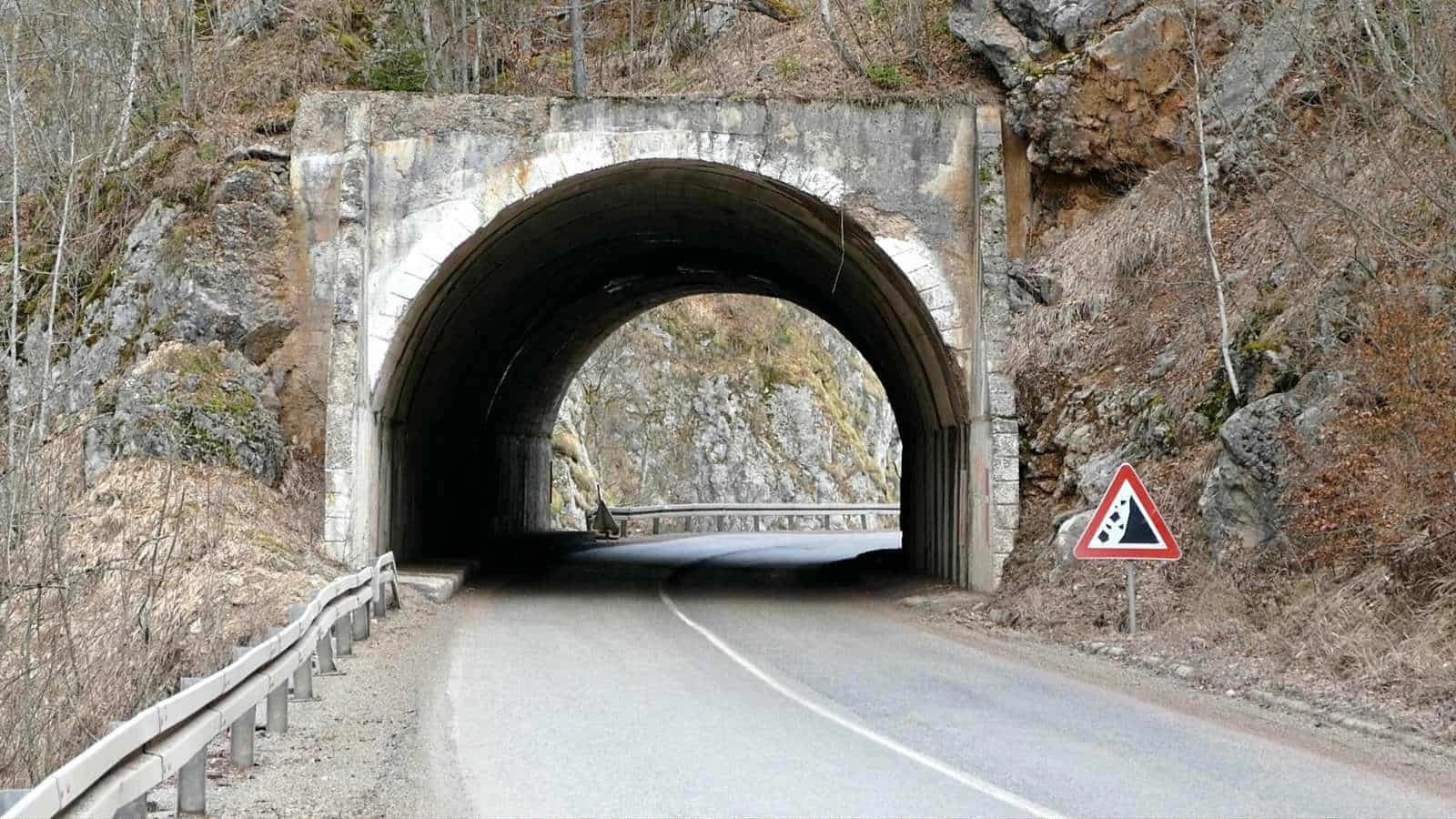 Pri prolasku kroz tunel došlo do obrušavanja materijala i stijenske mase