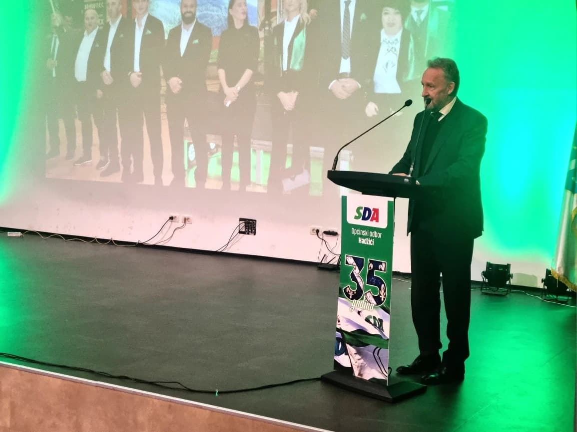 Izetbegović na akademiji u Hadžićima