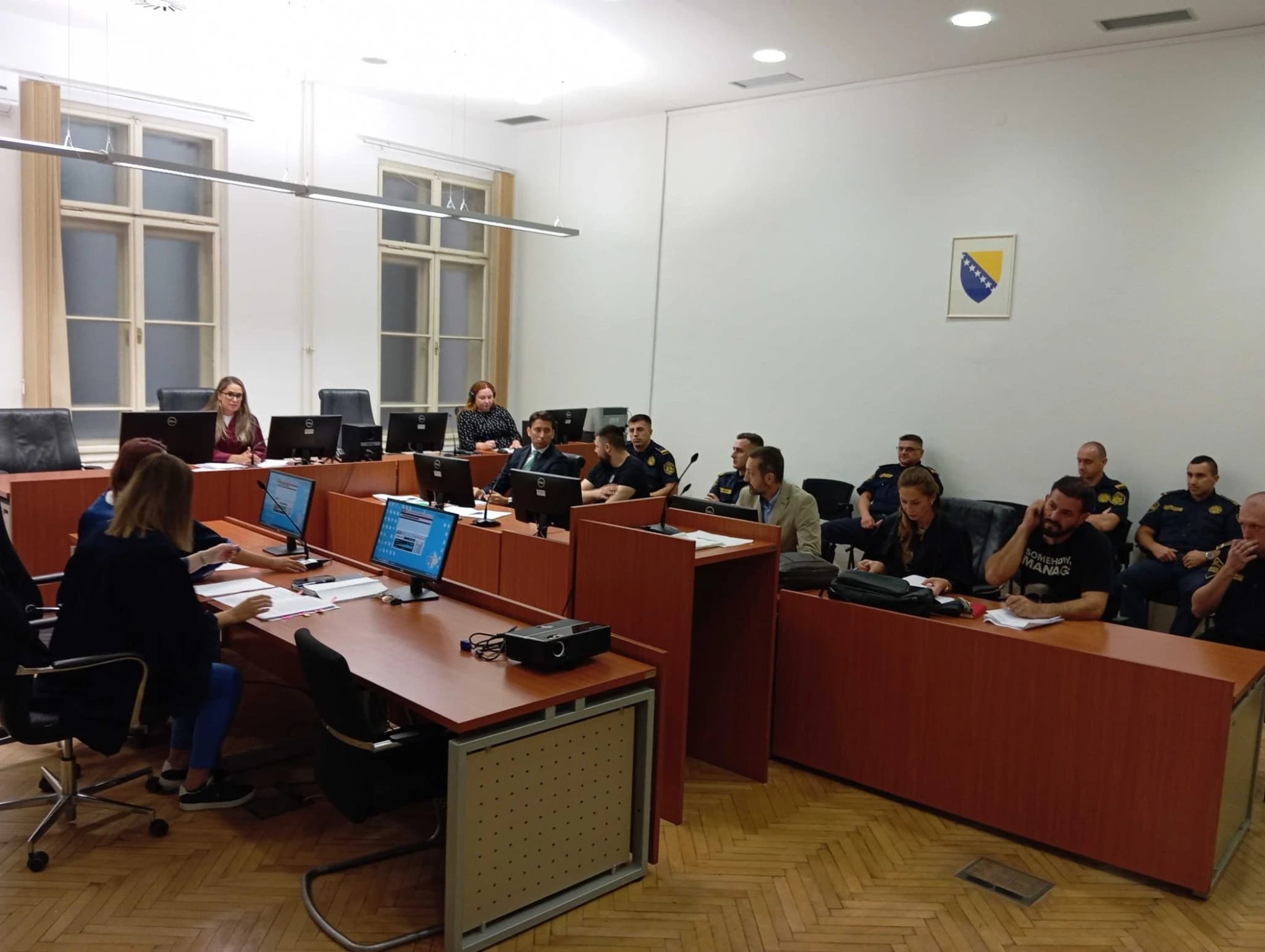 Osumnjičeni Ahmed Džinović i Semir Sultanović sa advokatima
