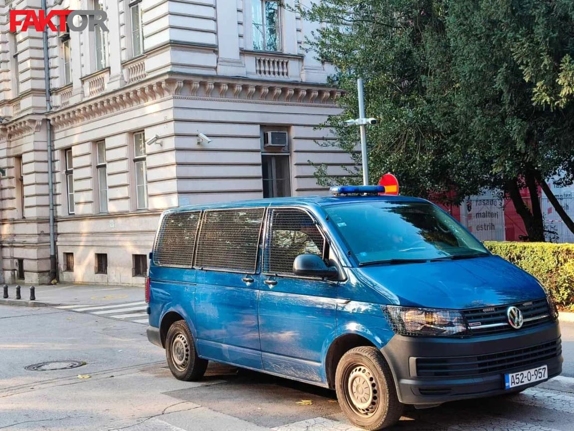 Policijski kombi i danas ispred zgrade Vlade KS