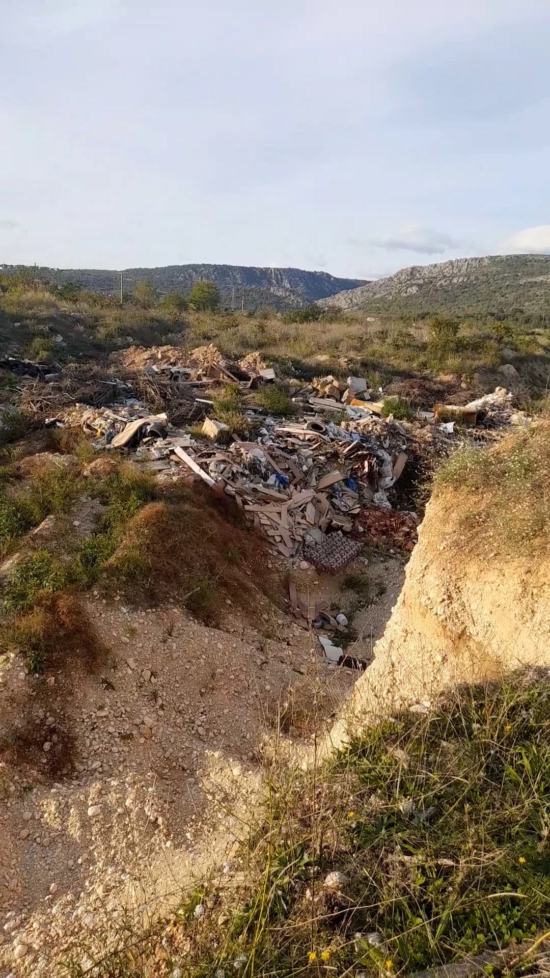 Stolac je zatrpan smećem