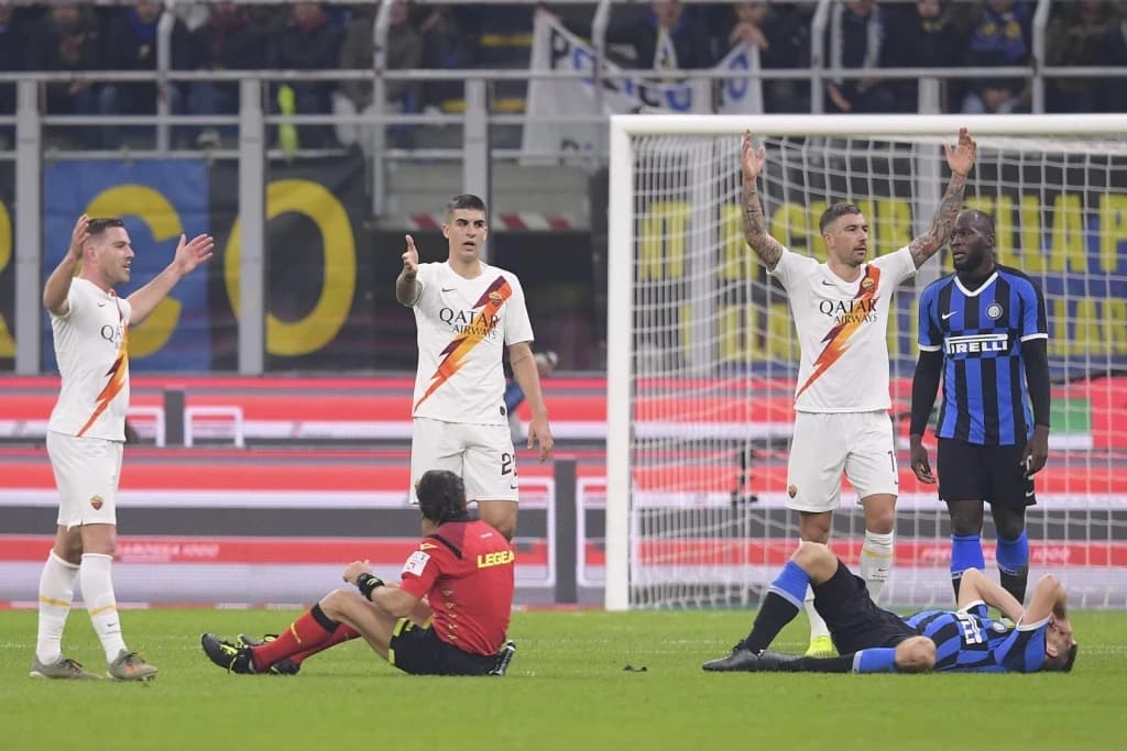 Stefan De Vrij se zabio u glavnog sudiju meča Inter - Roma