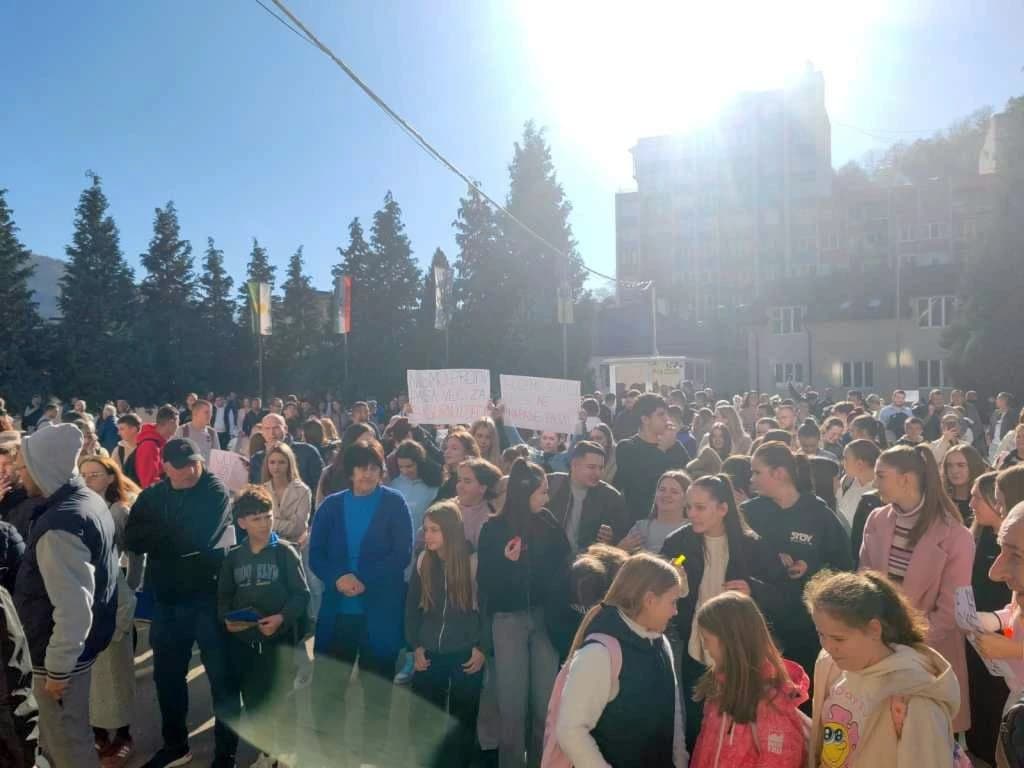S protesta ispred grade Vlade BPK