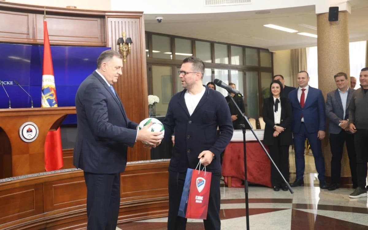 Zvjezdan Misimović je poklone uručivao i Miloradu Dodiku