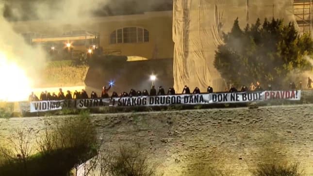 Studenti su sa Petrovaradinske tvrđave spustili transparent