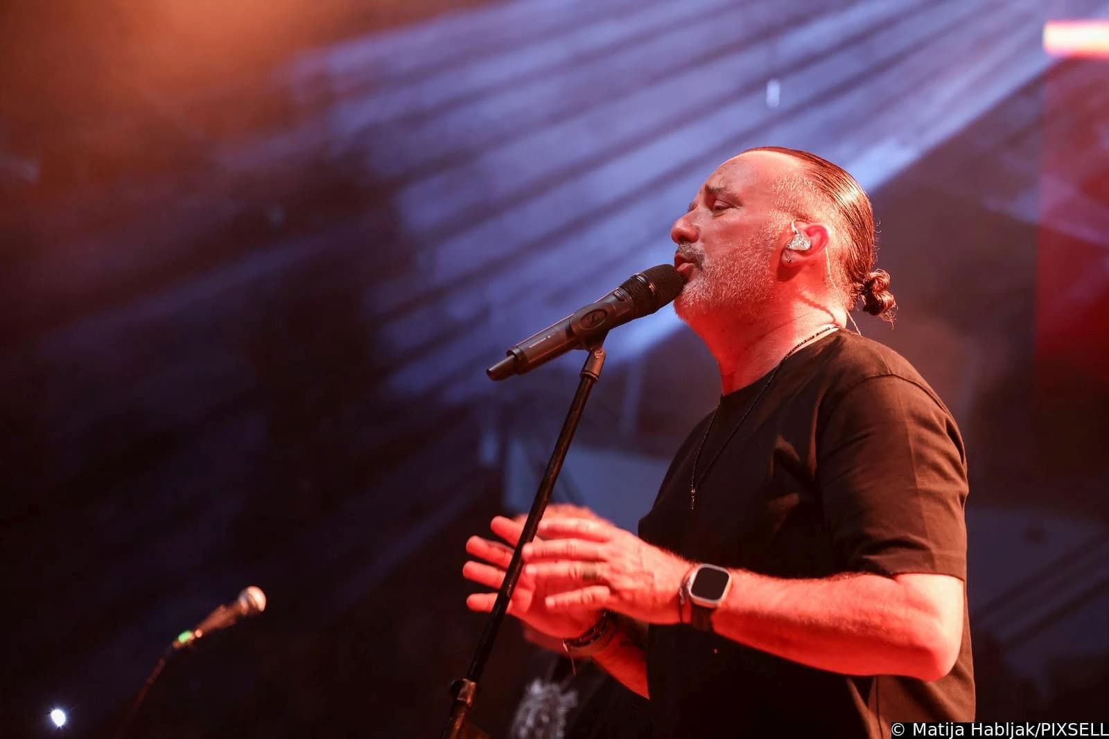 Tony Cetinski ima novi imidž: Muškom punđom podsjetio fanove na početke svoje karijere