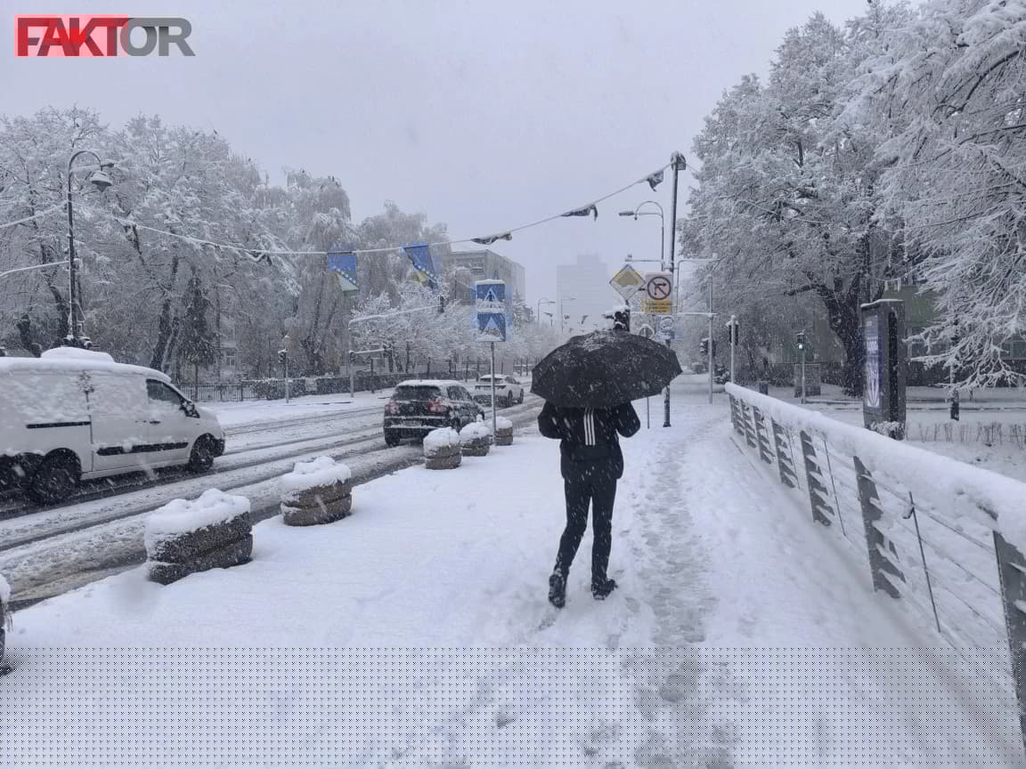 Prvi veći snijeg i neočišćeni trotoari u Sarajevu, kao i mnoge saobraćajnice