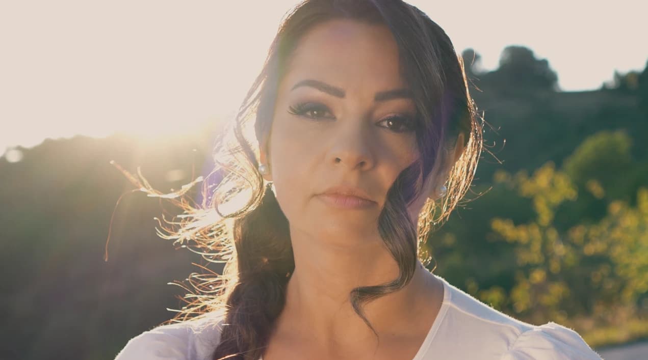 Aldijana Tuzlak Bećar oživjela festivalski hit "Ah ljubavi" novim spotom