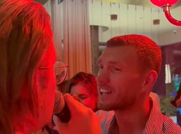 Bh. pjevač iz duše otpjevao pjesmu za Džeku, Amra se samo smješkala