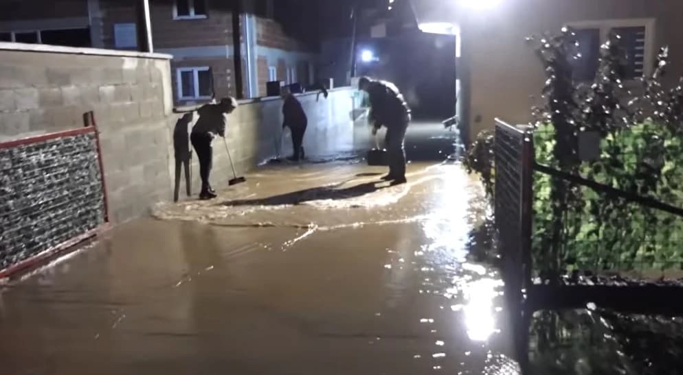 Posljedice naglog topljenja snijega i kiše: U Bugojnu poplavljeno nekoliko kuća, voda ugrozila i ceste