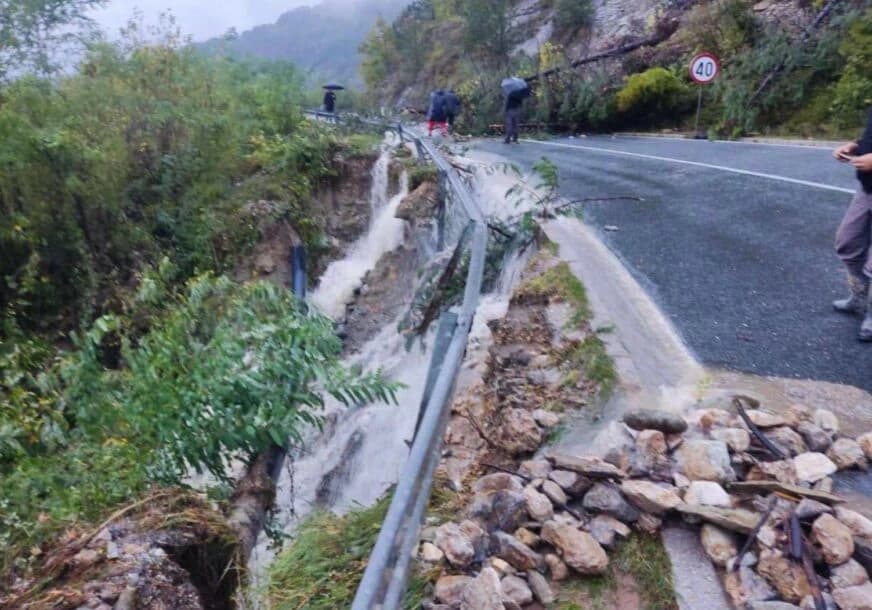 Na putevima u BiH odroni i poplave: Zatvorena cesta Jablanica - Blidinje, obustavljen saobraćaj Bugojno - Kupres