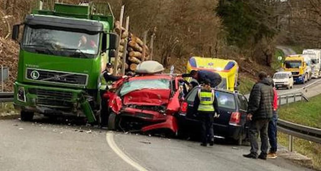 Horor u Hrvatskoj: Dvoje mrtvih i troje povrijeđenih u sudaru dva auta i kamiona