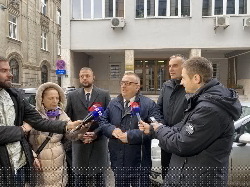 Čelnici SDS-a pred zgradom CIK-a u Sarajevu