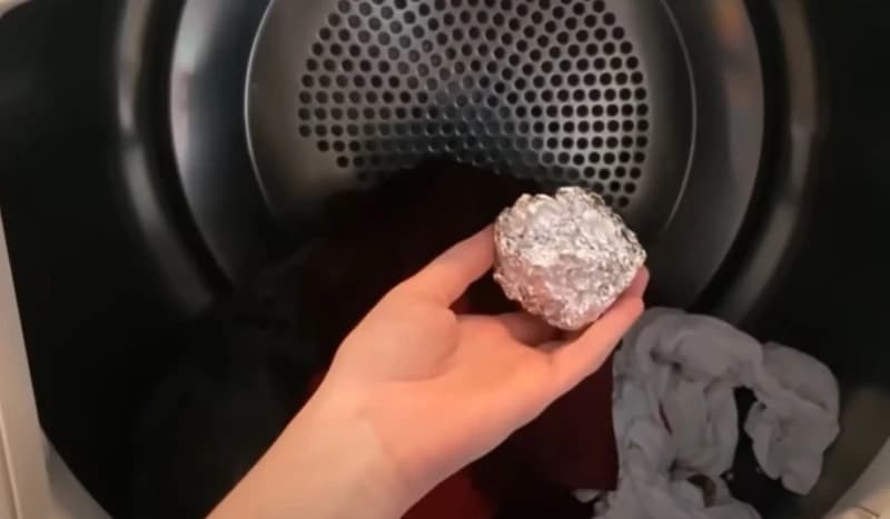 Evo šta se desi kad ubacite kuglicu od aluminijske folije u mašinu za veš