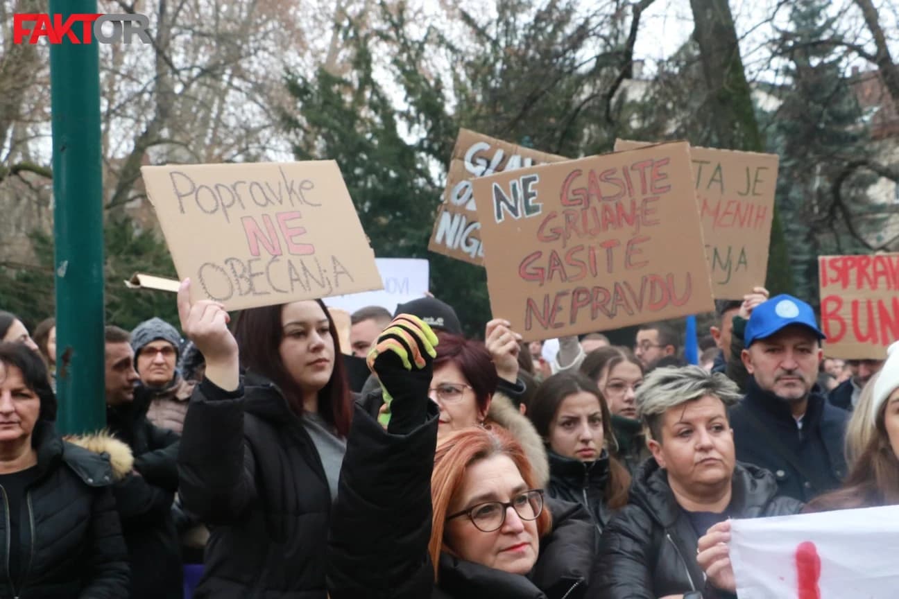 Nezadovoljni studenti pred Vladom KS: Izlazite napolje!