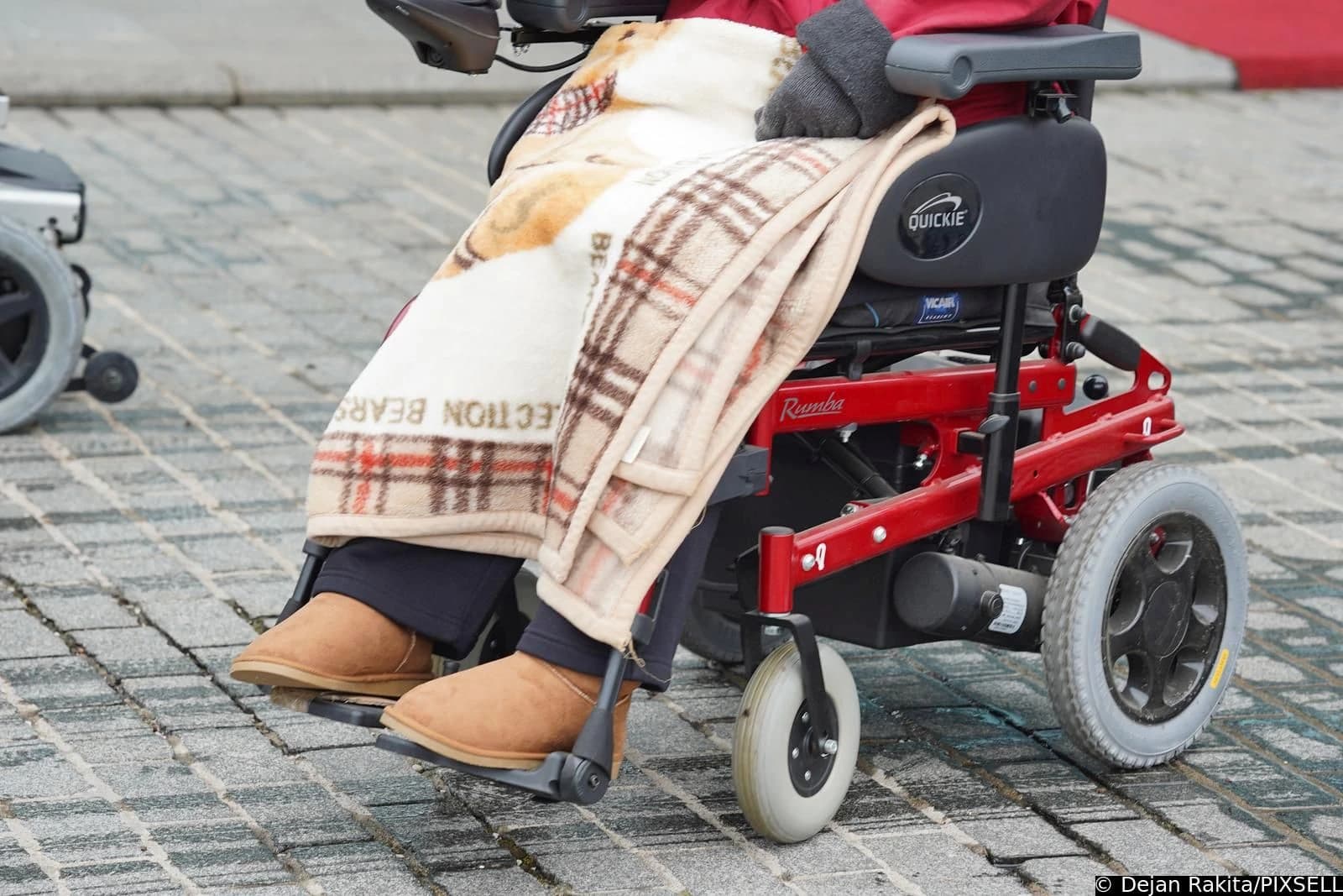 Raste broj osoba sa multipla sklerozom: Po osam mjeseci čekaju preglede, boje se da će od 2026. ponovo na liste čekanja