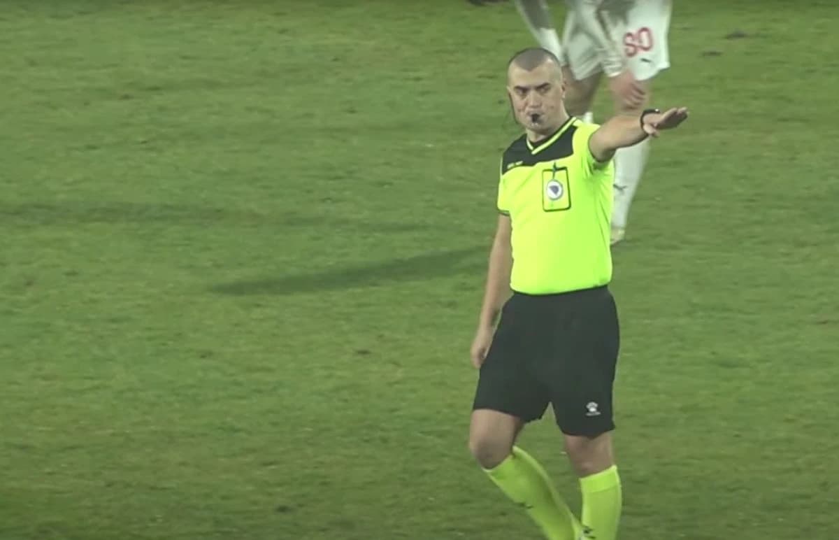 Efendić nakon utakmice pokazao dva crvena kartona