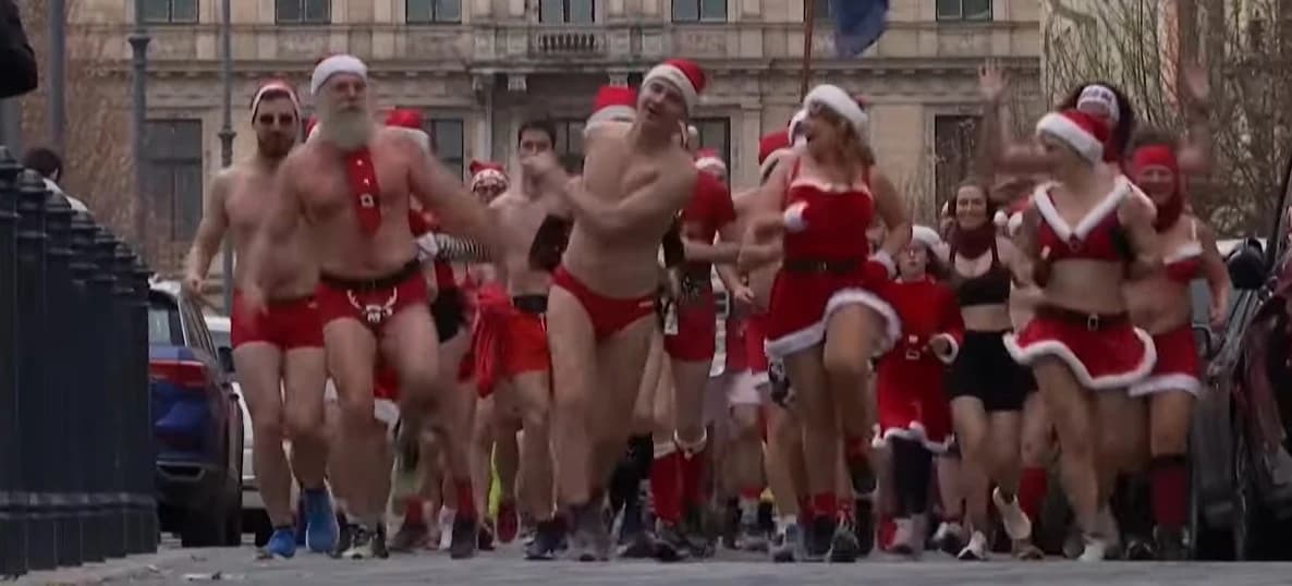 Polugoli Djeda Mrazovi trčali Budimpeštom