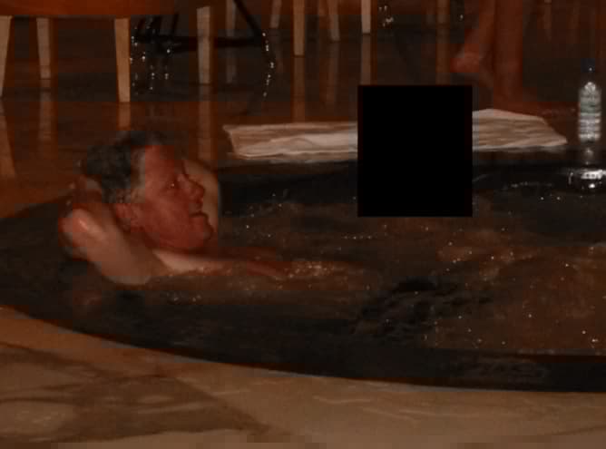 Bill Clinton u hidromasažnoj kadi