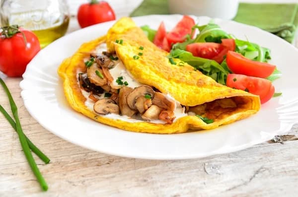 Za doručak spremite predivni omlet sa gljivama i purećom šunkom