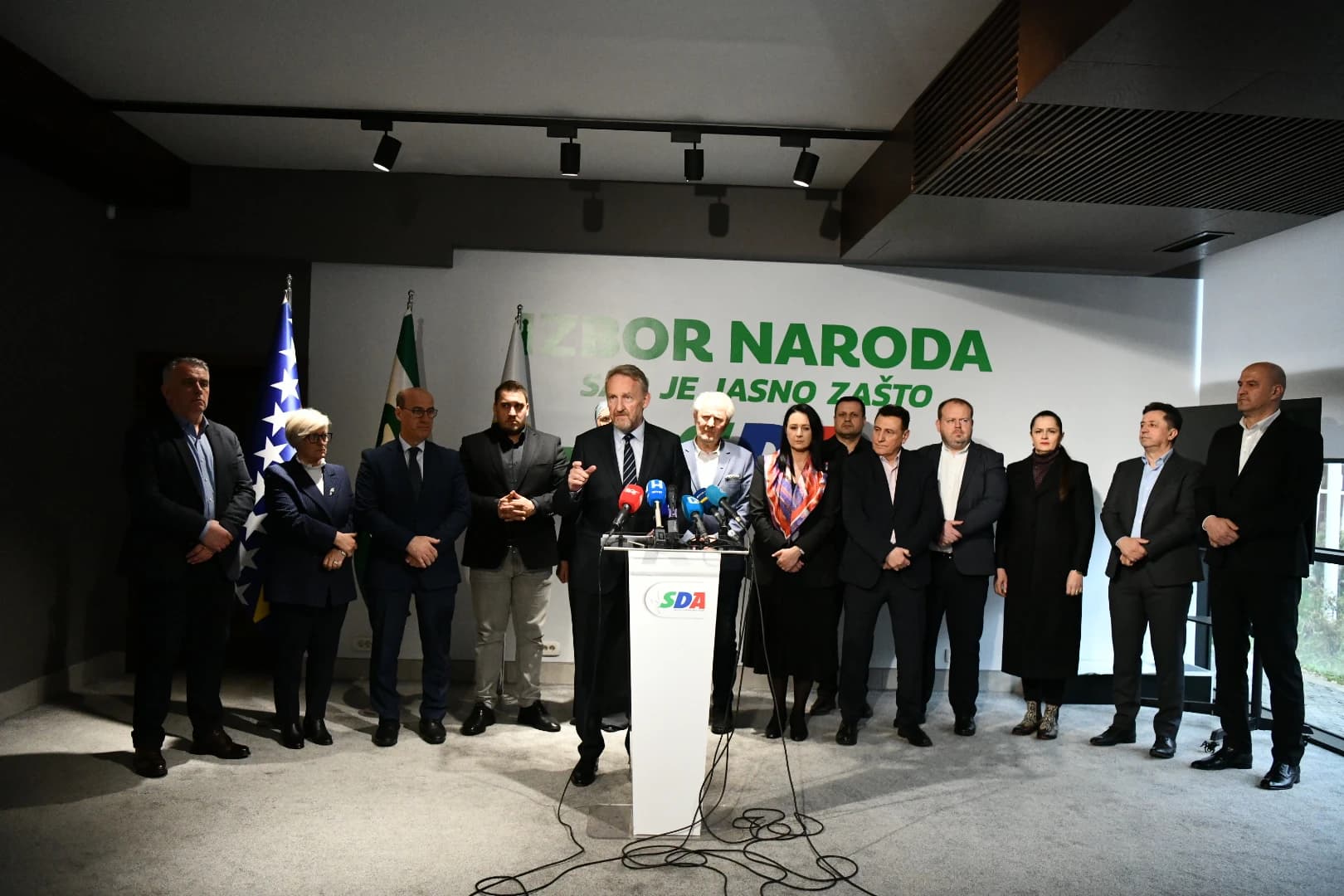 SDA: Zbog korupcije kadrova Trojke dovedena u pitanje izgradnja autoputa, moraju uslijediti smjene i ostavke